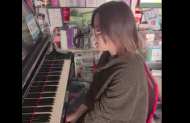 钢琴曲《彩云追月》